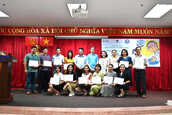 Tham gia lớp tập huấn về viết bài báo khoa học cho các giảng viên trẻ của các trường thành viên tham gia dự án, trong khuôn khổ dự án tăng cường giáo dục về biến đổi khí hậu nhằm phát triển bền vững ở Việt Nam - CLIDEV project